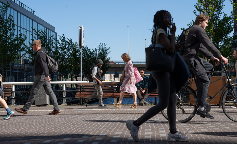 Lopende mensen op straat in Den Haag